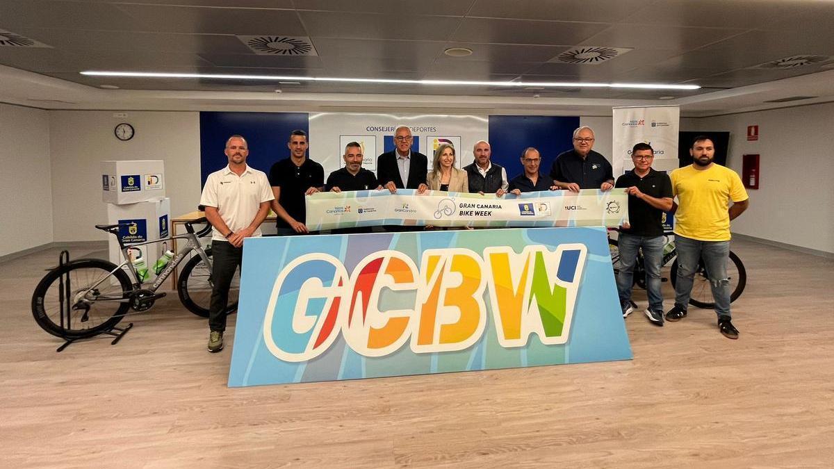 Imagen de familia durante la presentación oficial de la Gran Canaria Bike Week 2025.