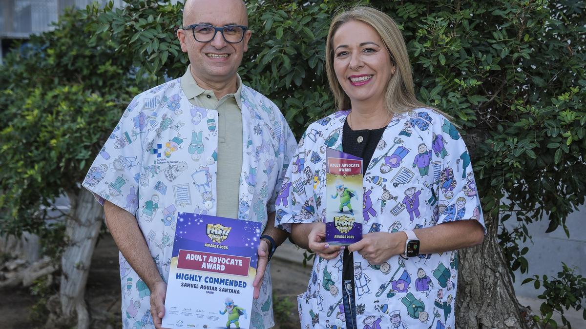 Los enfermeros escolares Samuel Aguiar y Sandra González.