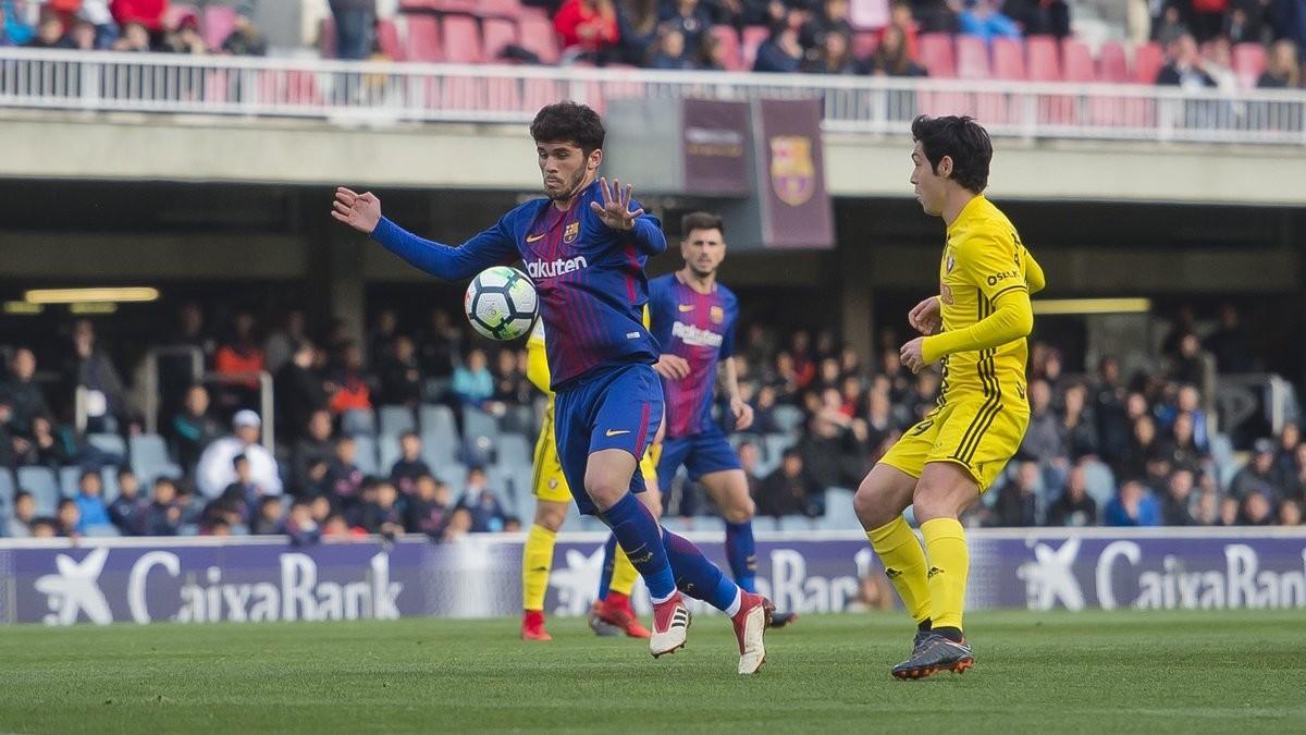 Aleñá intenta controlar el balón en el Mini Estadi en el duelo ante Osasuna.