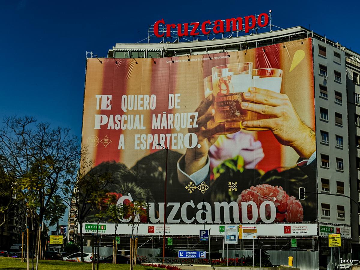 Lona de Cruzcampo en Plaza de Cuba.