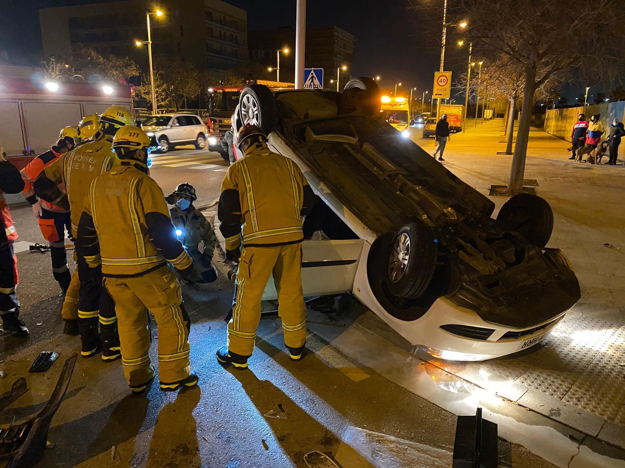 Aparatoso accidente en Palma: se estrellan contra un coche y se dan a la fuga