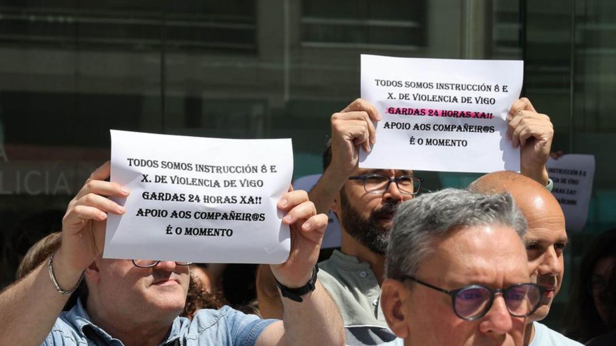 Concentración celebrada en 2025 en repulsa por la eliminación del octavo juez instructor.