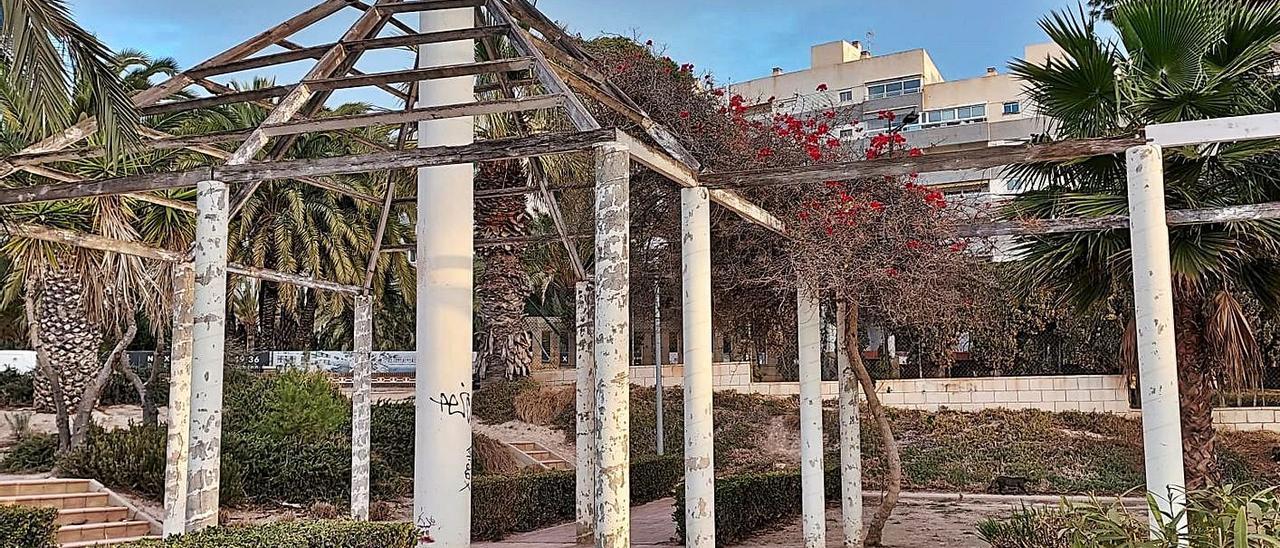 Jardines del Rincón de la Zofra, uno de los puntos donde falta mantenimiento. | INFORMACIÓN