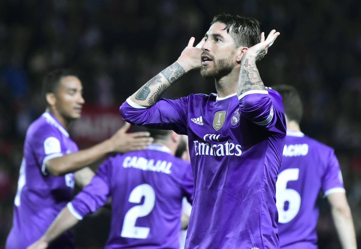 Sergio Ramos hace un gesto a la grada del Sánchez Pizjuán ocupada por los aficionados radicales del Sevilla. | raúl caro / efeGRA534. SEVILLA, 12/01/2017.- El defensa del Real Madrid, Sergio Ramos, celebra el segundo gol del equipo madridista, durante el encuentro correspondiente a la vuelta de los octavos de final de la Copa del Rey, que han disputado esta noche frente al Sevilla en el estadio Ramón Sánchez-Pizjuán, en la capital andaluza. EFE/Raúl Caro. SEVILLA - REAL MADRID. FUTBOL. COPA DEL REY. SEVILLA. REAL MADRID
