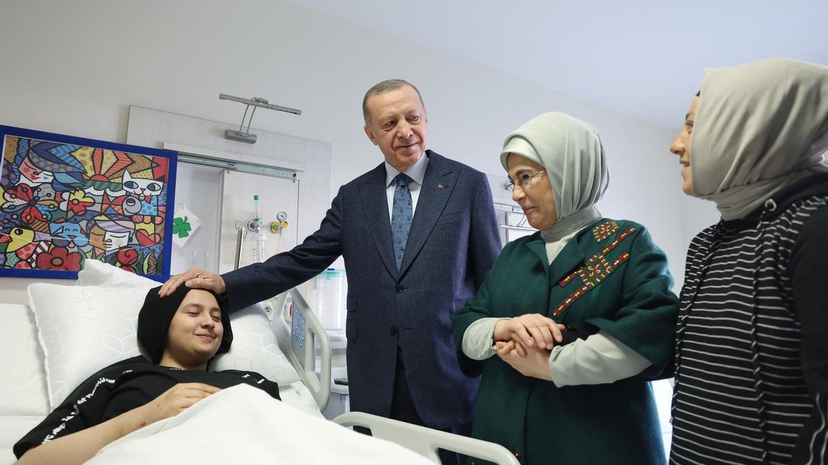 El presidente de Turquía, Recep Tayyip Erdogan, y su esposa, Emine, visita a un superviviente del terremoto en un hospital de Ankara.