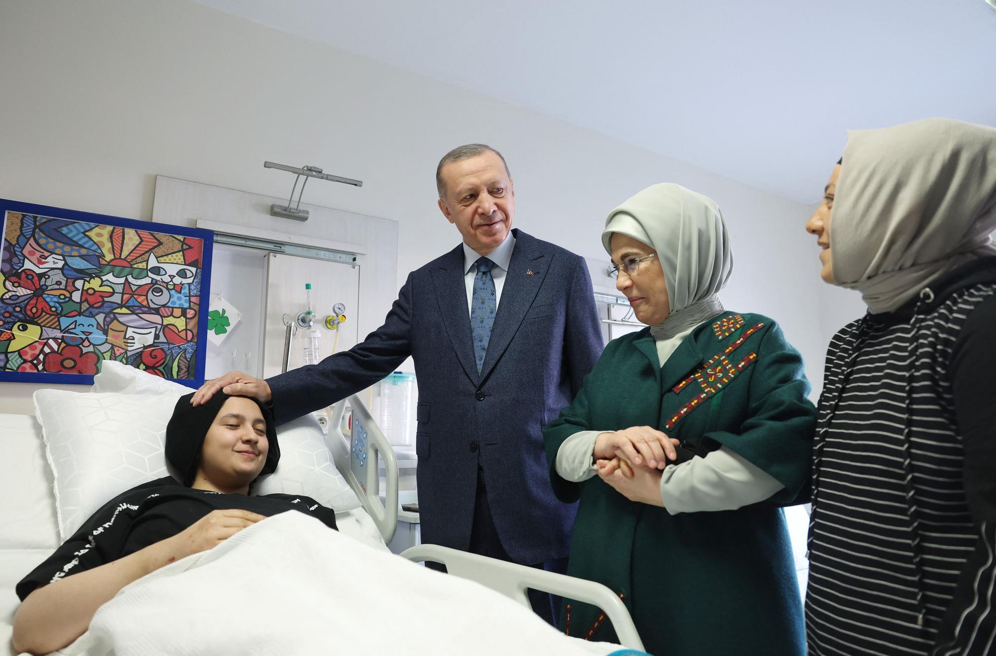 El presidente de Turquía, Recep Tayyip Erdogan, y su esposa, Emine, visita a un superviviente del terremoto en un hospital de Ankara.