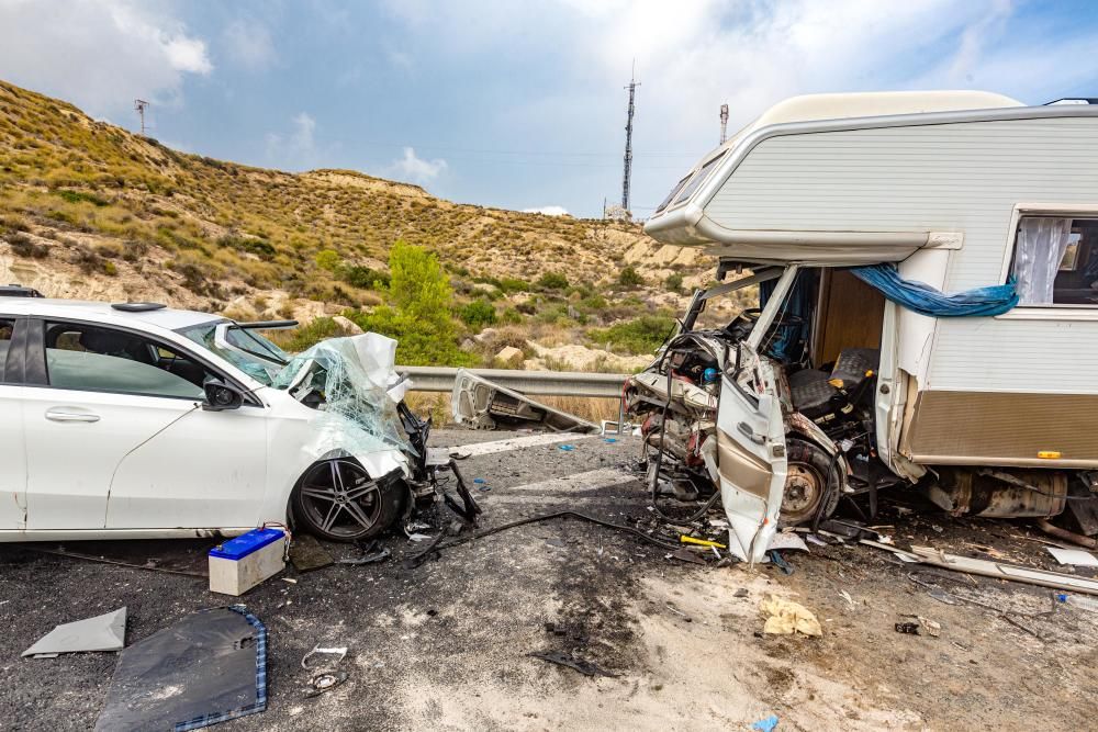 Un coche y una autocaravana han chocado a la altura de la venta Lanuza y la carretera ha sido cortada