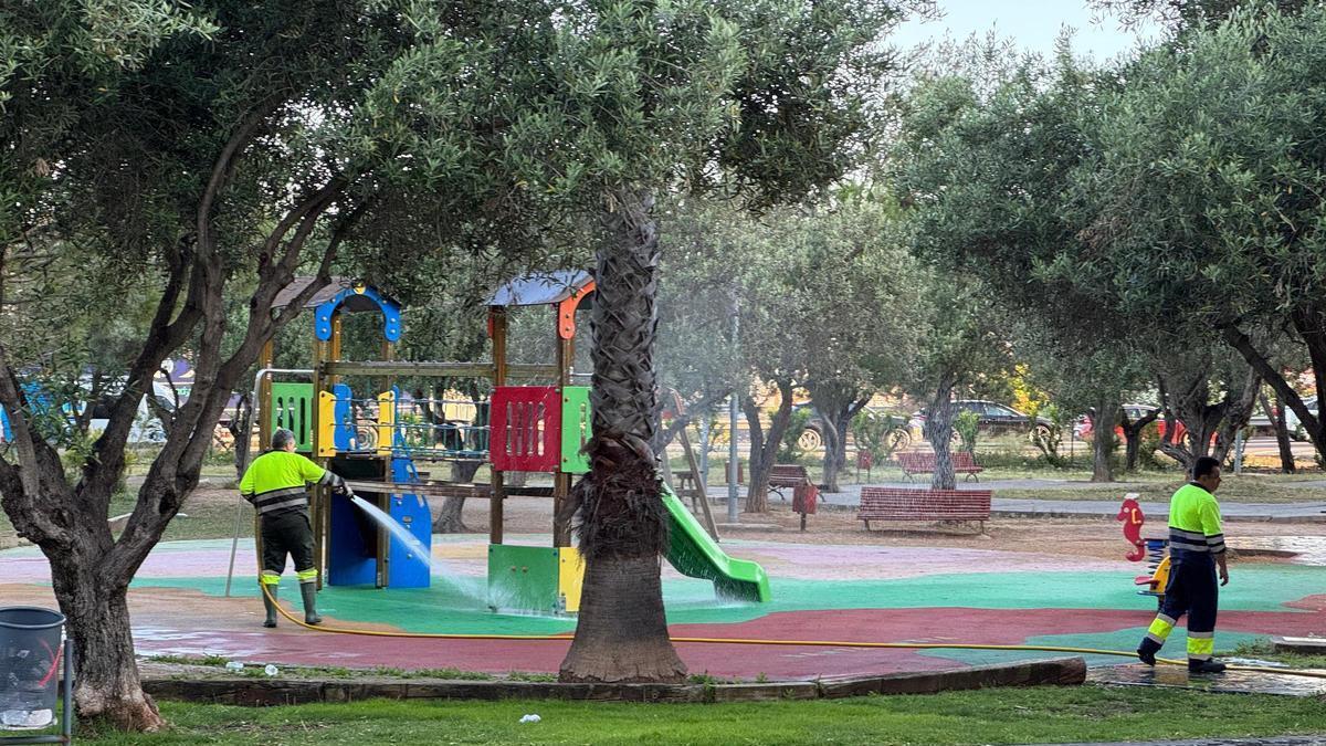 Operarios baldean un parque durante la novena campaña de limpieza intensiva en Paterna.