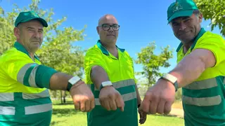 Trabajador pacense sobre la pulsera inteligente contra golpes de calor: "Es para mí como un seguro de vida"