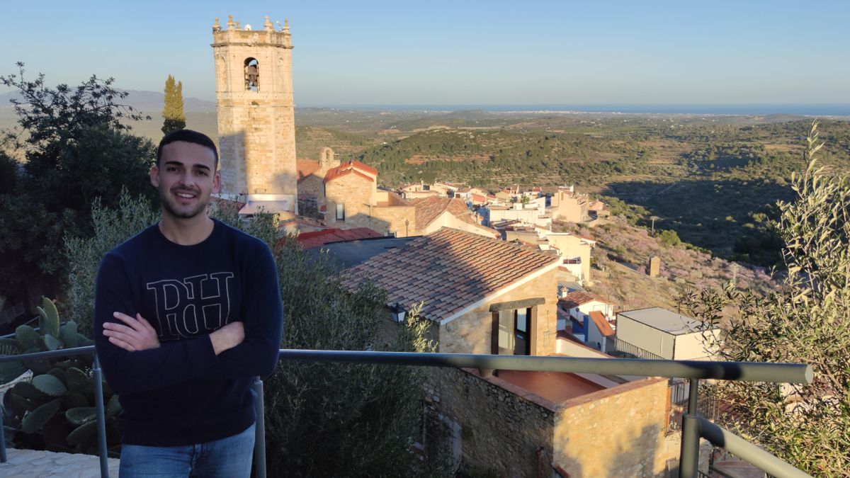 Joel Ferrer, con su querido Cervera del Maestre de fondo. Sin duda, uno de sus vecinos más ilustres pese a contar solo con 23 años de edad.