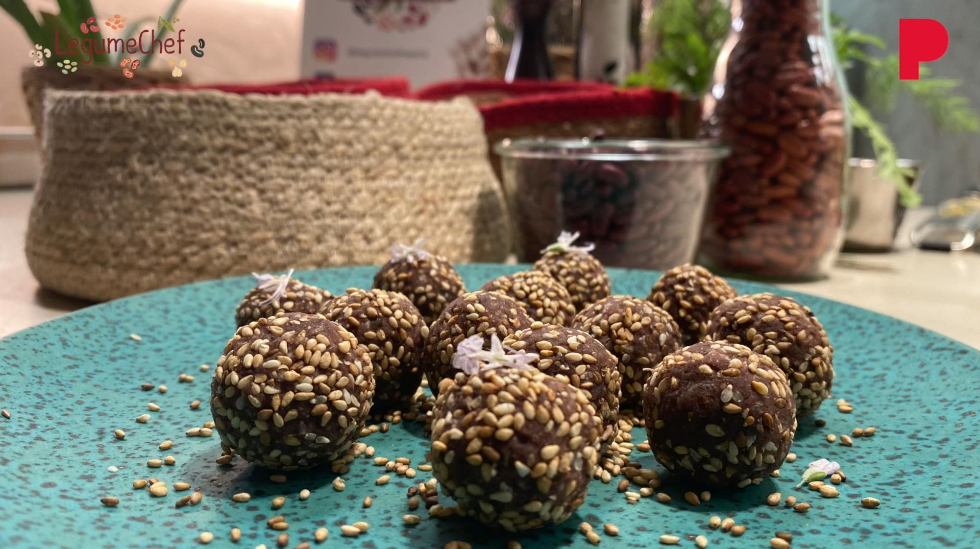 Panellets hechos con alubias rojas y sésamo, una receta de Iolanda Bustos