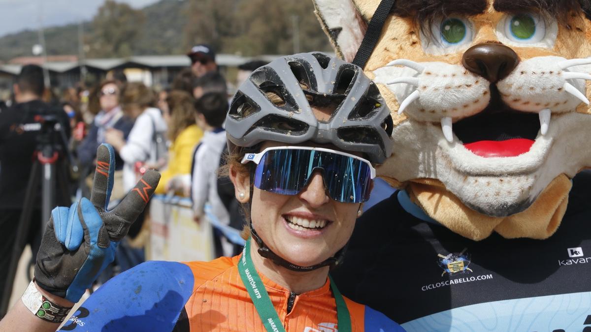 María Díaz, ganadora de la categoría femenina, junto a la mascota de la prueba.