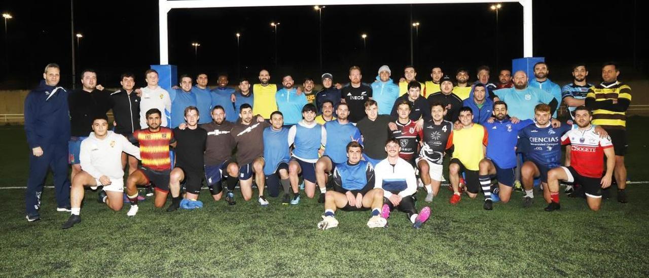 La plantilla del Fénix, antes de entrenar en el campo municipal David Cañada.