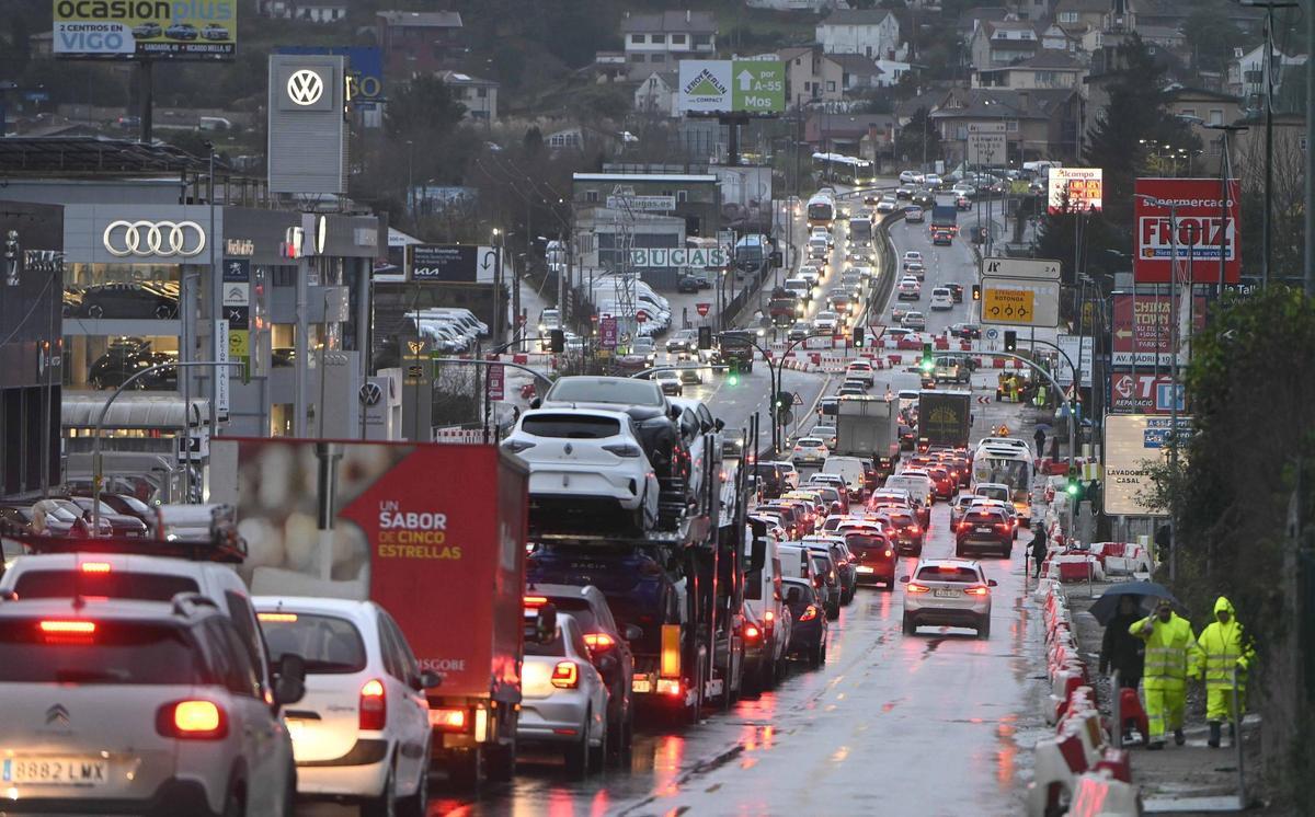 Atasco esta mañana de lunes en la avenida de Madrid.