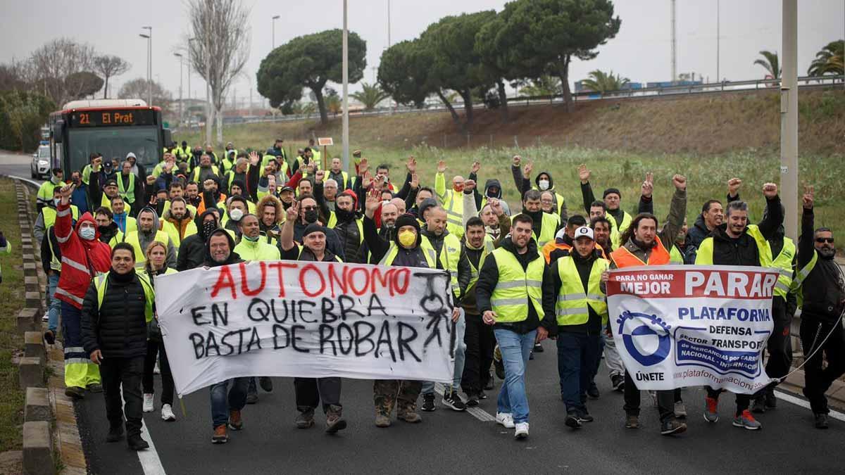 Huelga de transporte: manifestación de trabajadores en la Zona Franca de Barcelona