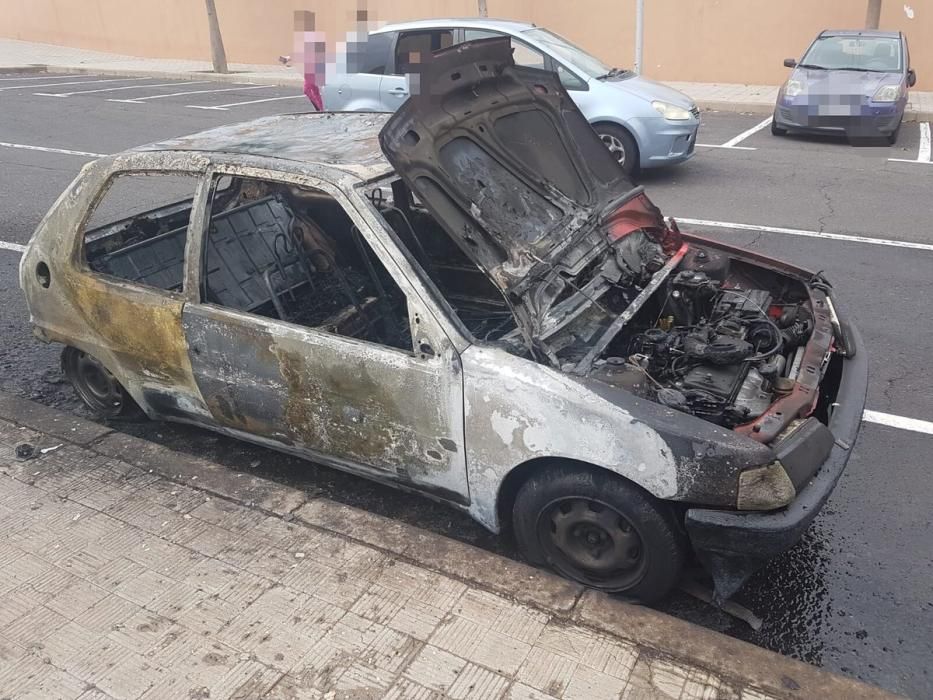 Un coche se incendia en Santa Cruz