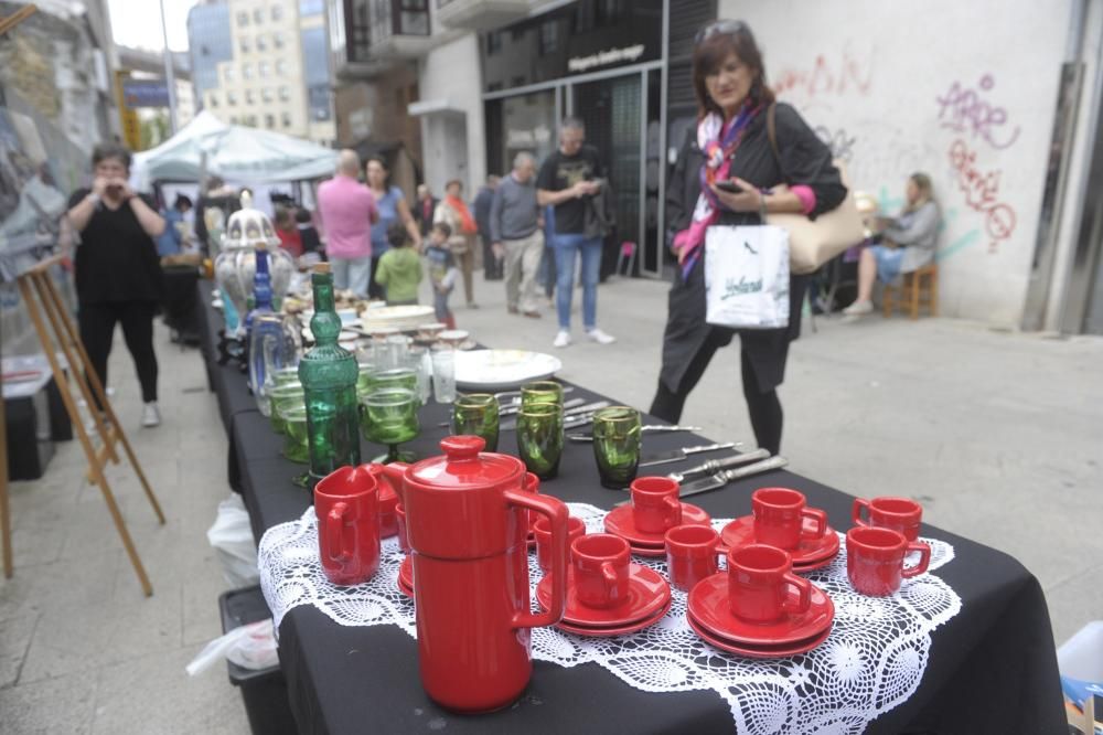 La asociación de vecinos Oza Gaiteira impulsa un mercadillo de antigüedades y productos de segunda mano para apoyar el comercio y la hostelería del barrio.