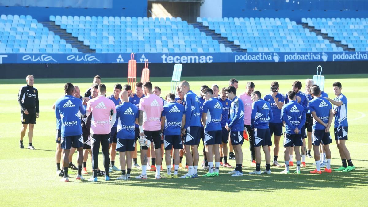 Pasillo de la plantilla al entrenador por su cumpleaños.