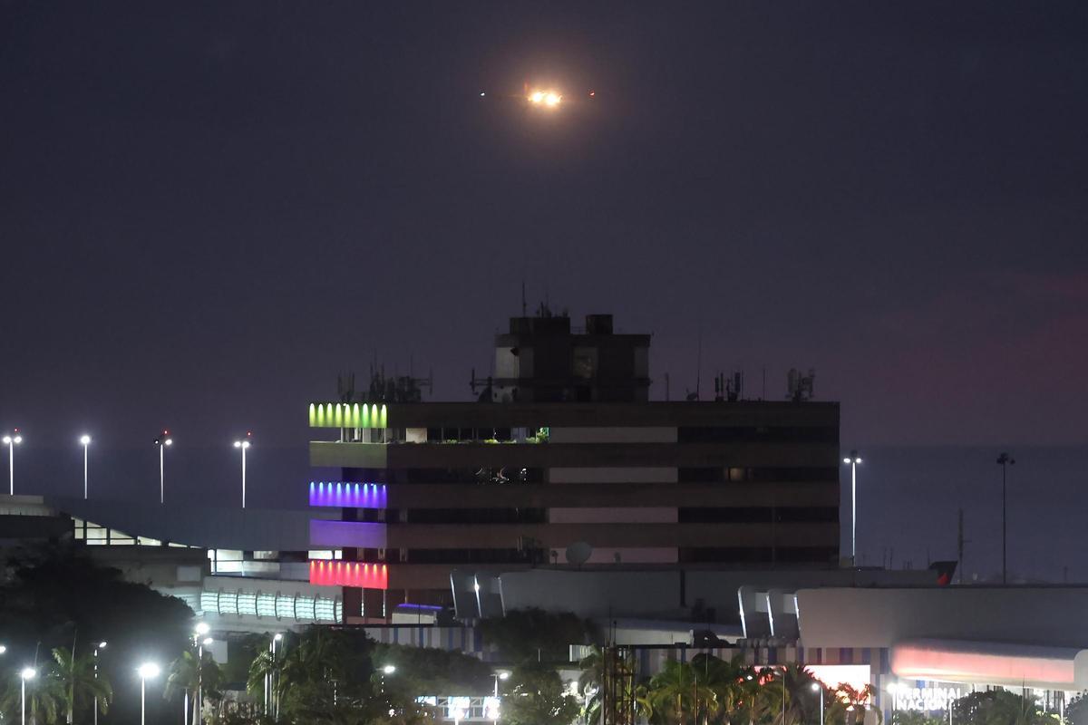 Un avión a punto de aterrizar en la pista del aeropuerto internacional Simón Bolívar este sábado en Maiquetía, Venezuela
