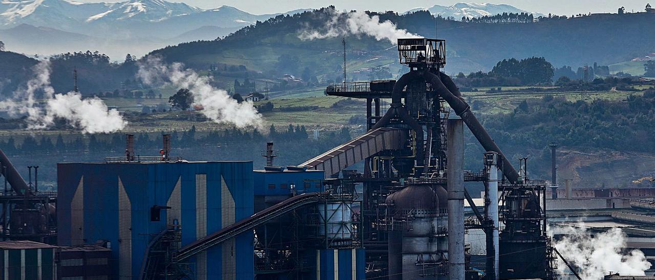 Uno de los dos hornos altos de ArcelorMittal en Veriña (Gijón). | Juan Plaza