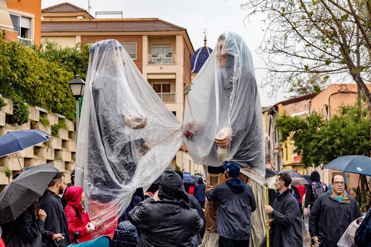 La Policía Local ha estimado una asistencia de cerca de cien mil peregrinos que han acudido a la Santa Faz. Un tercio de los 300.000, que siempre según el Ayuntamiento, hicieron la Santa Faz en 2019, la última edición antes de la pandemia.