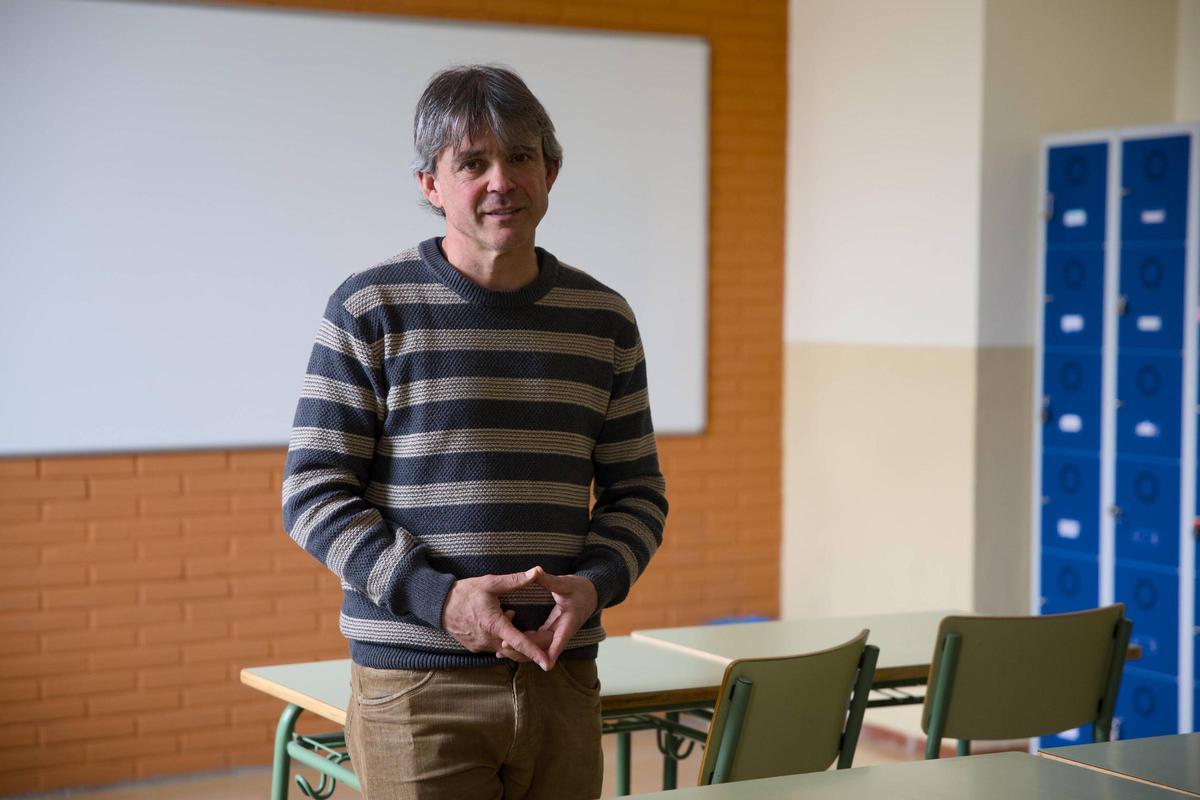 El director del único centro de enseñanza con Bachillerato de Valdés, posa en un aula.