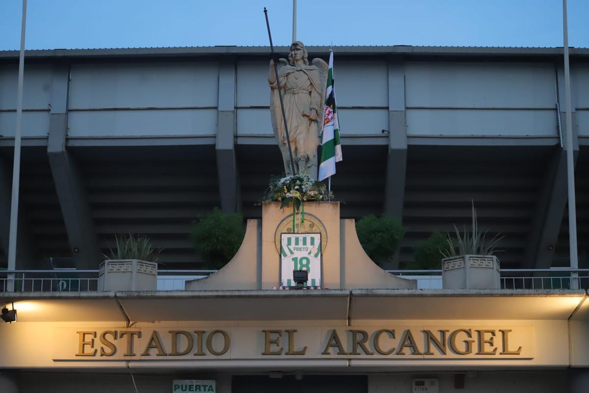 El Arcángel, con una camisera en conmemoración de Álvaro Prieto, bandera del club y flores, en la concentración de este lunes.