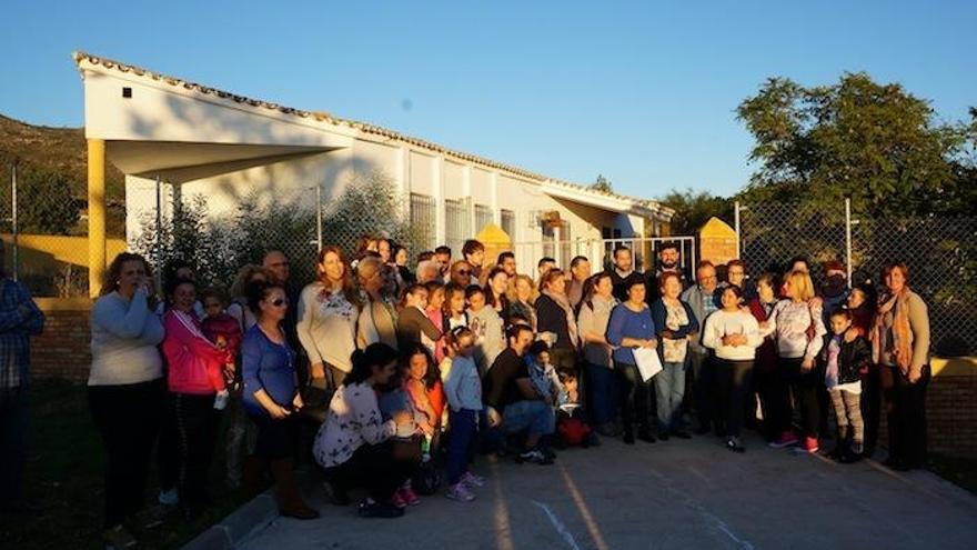 Concentración de vecinos en la barriada Torrealquería.