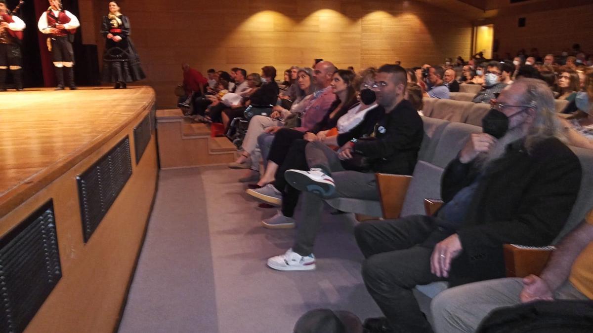 Comienzo del homenaje en el interior del auditorio.