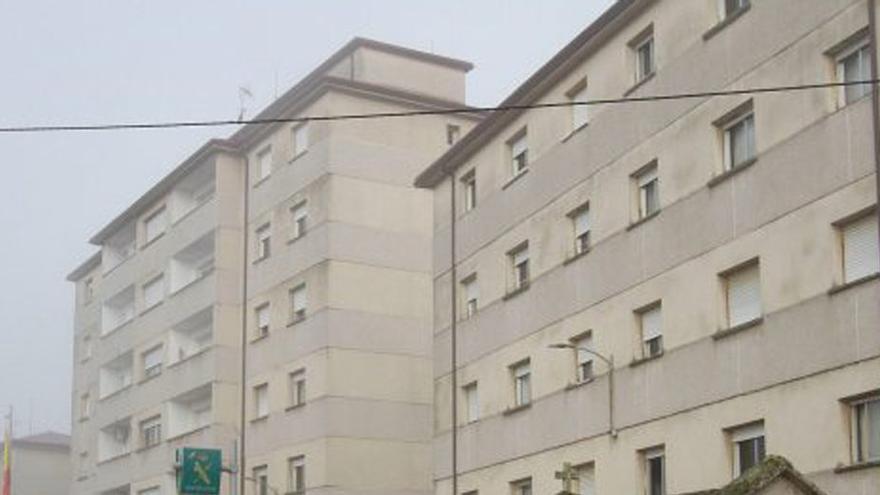 Colabora con los agentes que hallaron cocaína en su pub en O Carballiño y les confiesa que en casa tenía más