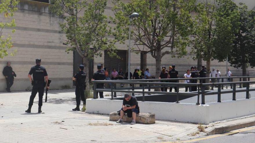 Agentes de la policía controlan los alrededores del juzgado, donde se congregaron familiares de los menores detenidos.