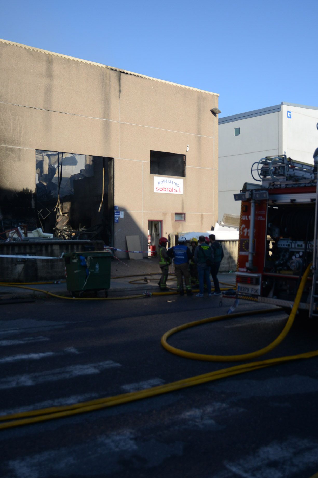 El incendio en una fábrica del polígono de Castiñeiras, en Bueu (I)