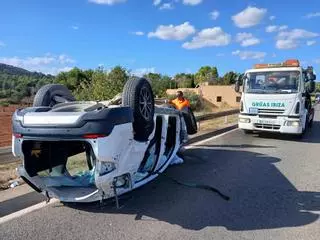 Imágenes del coche accidentado este sábado en la carretera EI-300, de Ibiza a Sant Joan