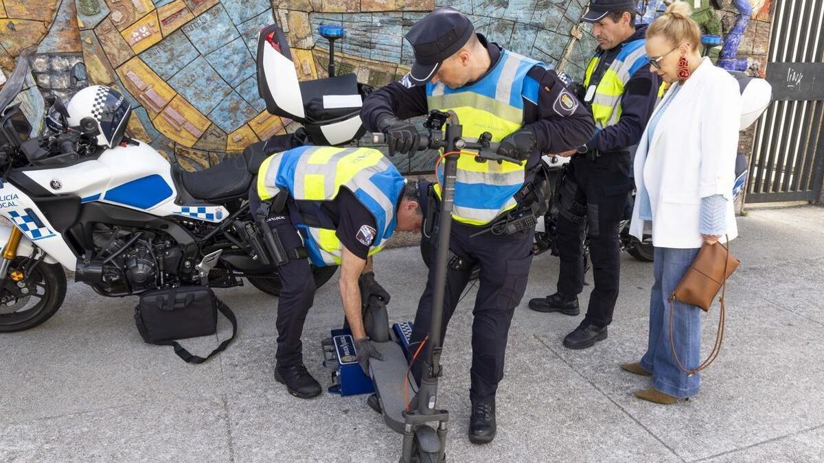 Una campaña de vigilancia e inspección de patinetes en la capital herculina