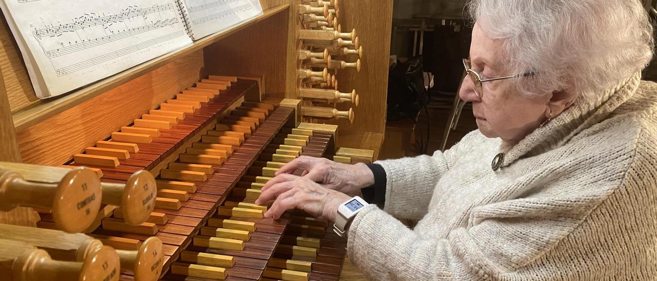 La organista Montserrat Torrent, ante el órgano del Palau de la Música de València.