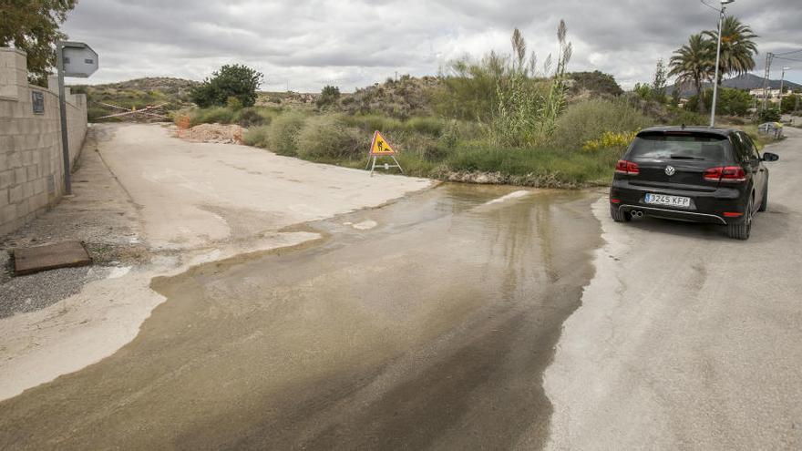 Alarma en El Moralet al reaparecer el río fantasma que se filtra en las viviendas