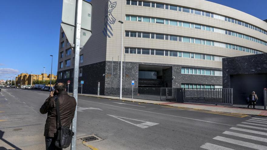 La Ciudad de la Justicia de Elche termina la instalación de mamparas para proteger a los funcionarios