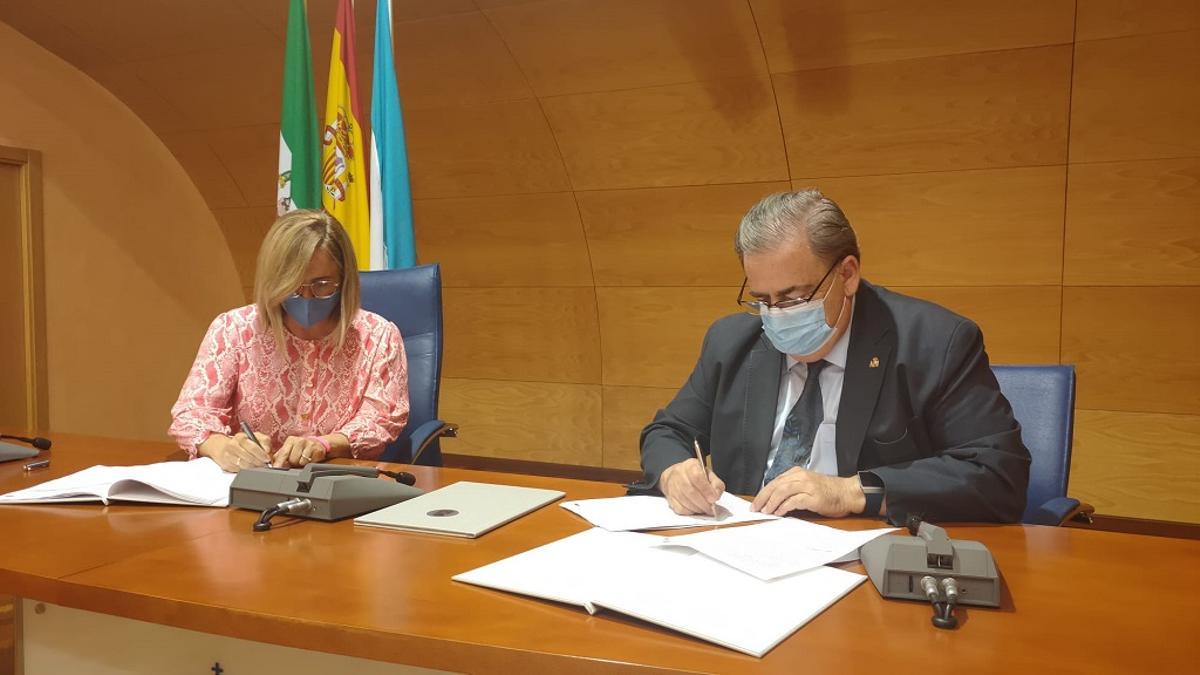 Ana Mula y Teófilo Ruiz Municio firman la adhesión de Fuengirola al sistema VioGen.