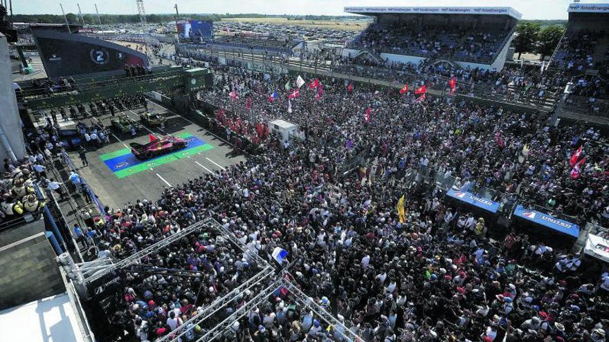 Aspecto del circuito de La Sarthe, tras la tradicional invasión del público. |  // REUTERS