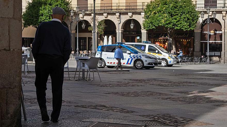 Un hombre camina por el entorno de la Plaza Mayor. |