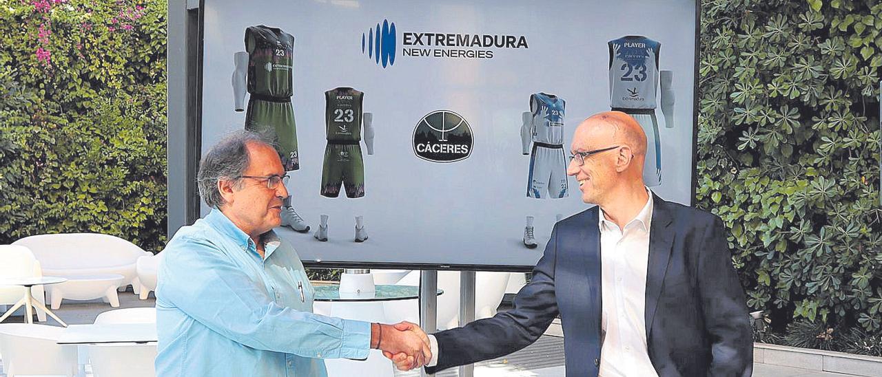 El presidente del Cáceres y el consejero de la empresa, el pasado lunes, cuando se anunció el patrocinio del equipo.