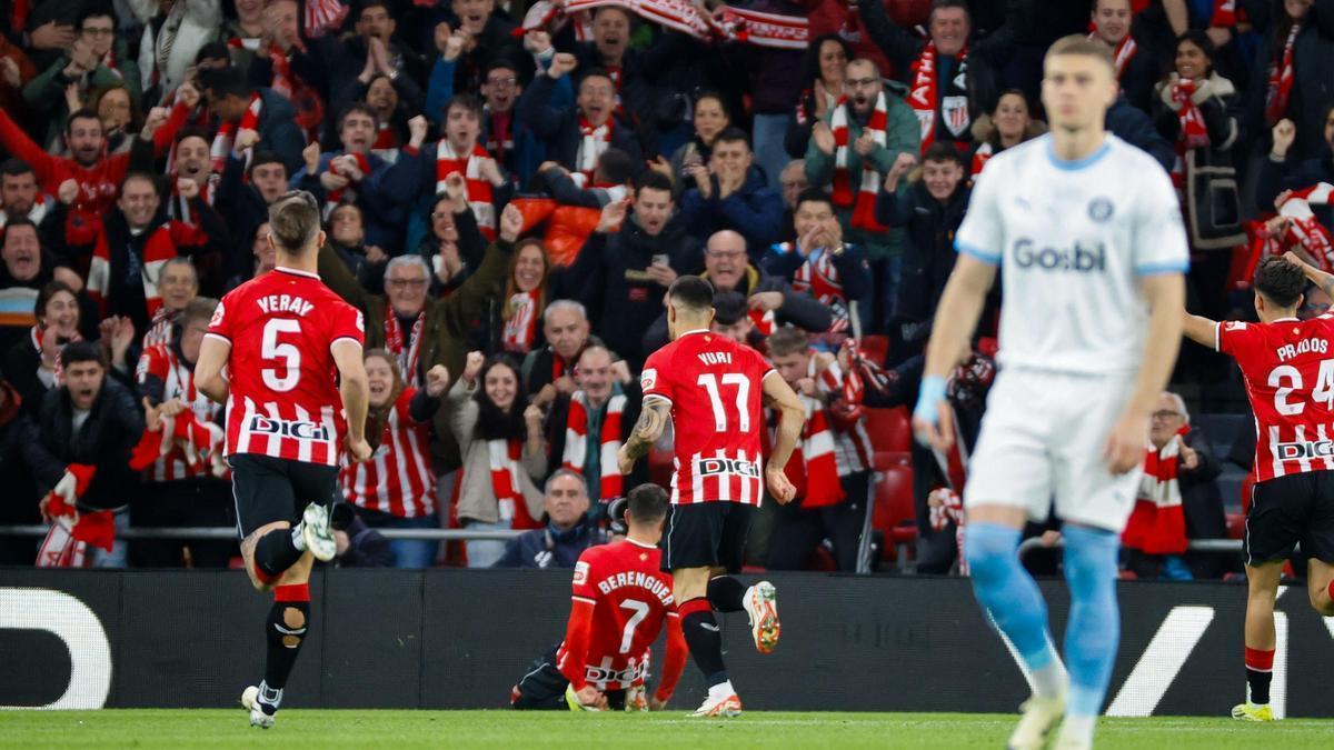 Ález Berenguer celebra su tanto contra el Girona en San Mamés.