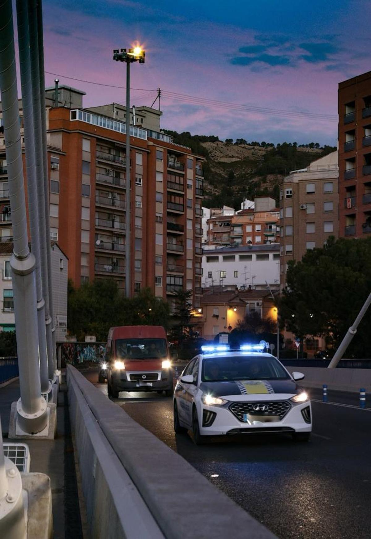 Uno de los postes con solo un foco encendido.