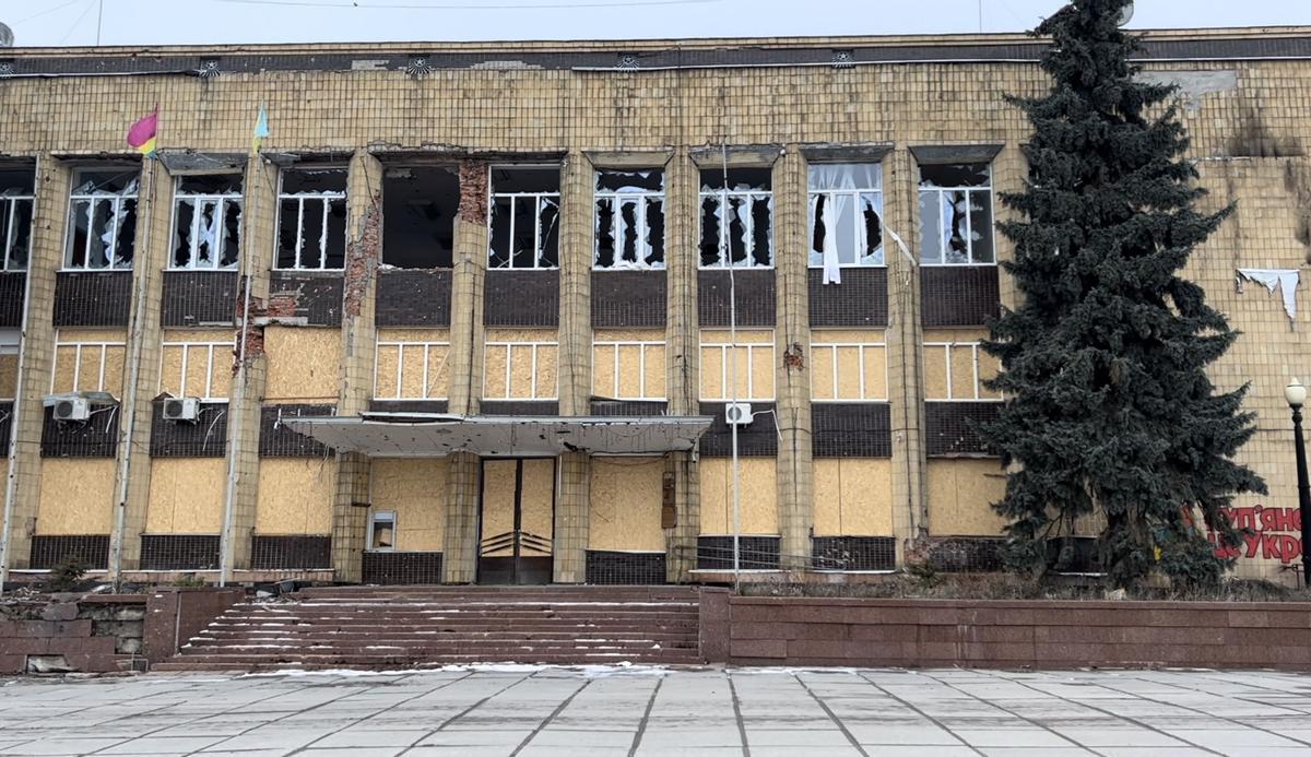Un edificio de Kupiansk con las ventanas reducidas a añicos como consecuencia de los bombardeos.