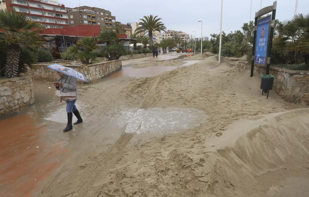 Estado del paseo marítimo del Port de Sagunt por el temporal