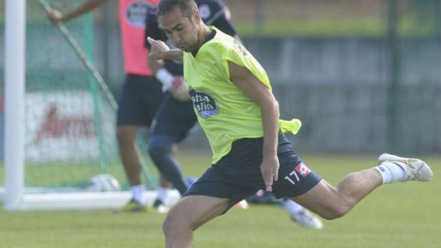 Ayoze golpea el balón durante el entrenamiento de ayer en Abegondo. / carlos pardellas