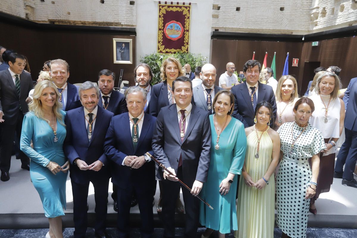 El equipo de gobierno en la toma de posesión de José María Bellido.