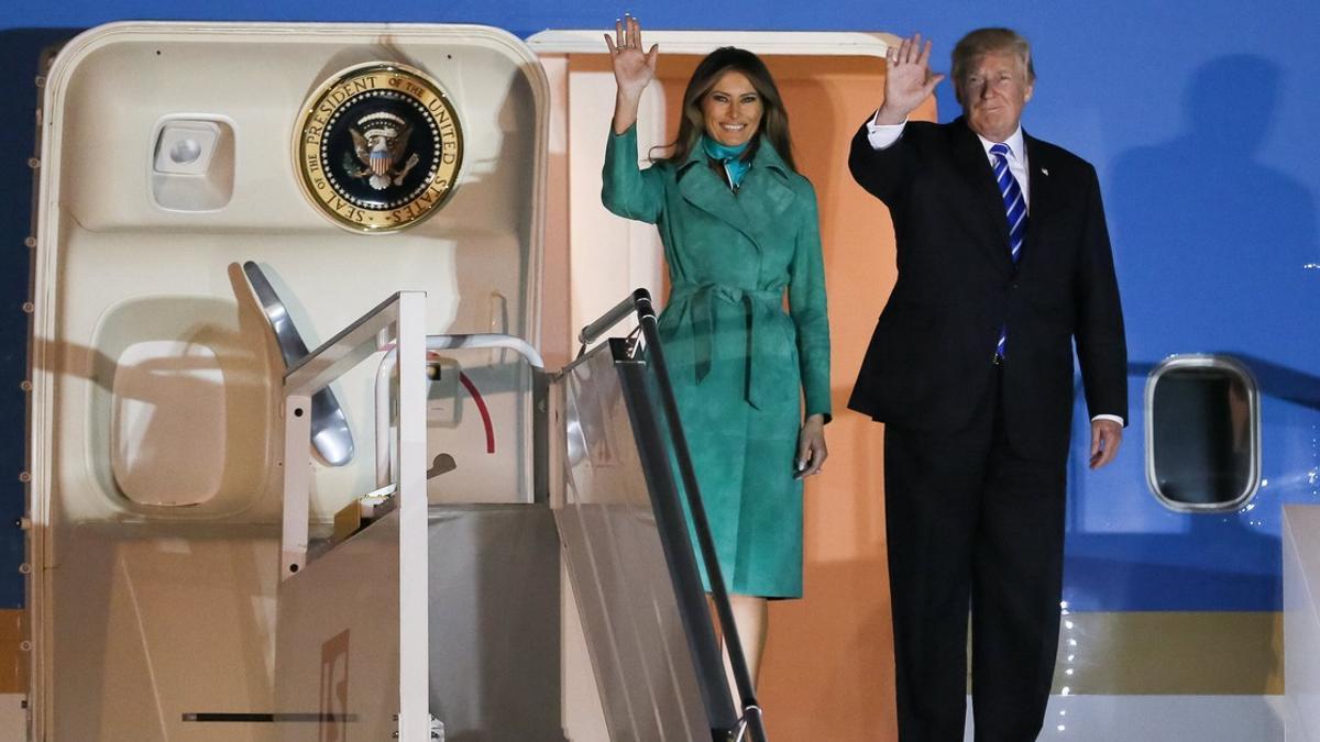 Donald y Melania Trump, a su llegada a Varsovia, a última hora del miércoles.