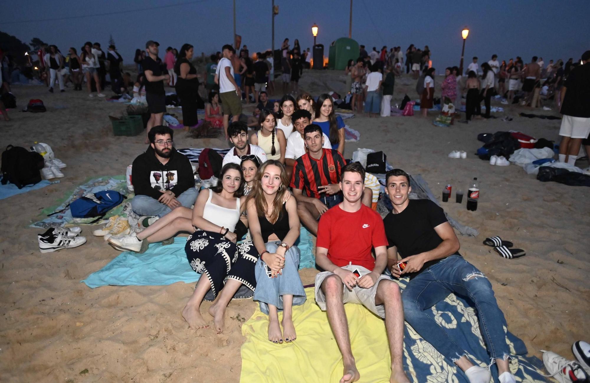 Ambientazo en las playas y plazas llenas para celebrar la noche meiga