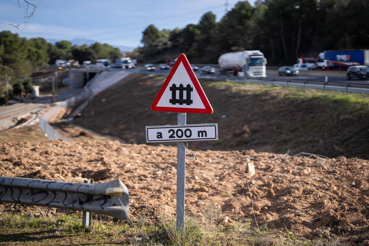 Una señal indica la proximidad de las vías de la R4 a su paso por Gelida.